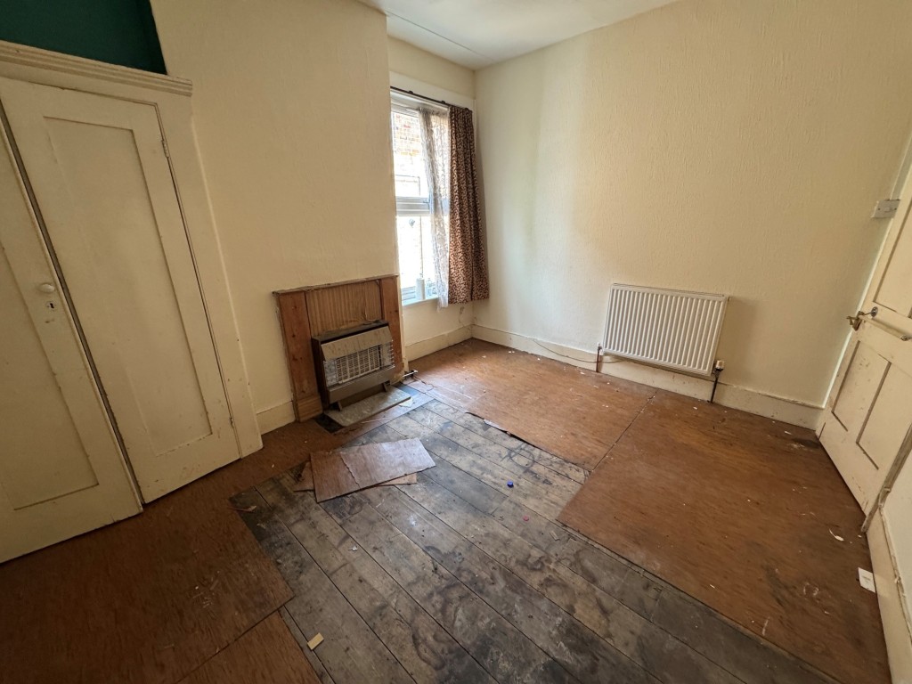 Lot: 101 - DETACHED FOUR-BEDROOM HOUSE FOR IMPROVEMENT - Bedroom 4